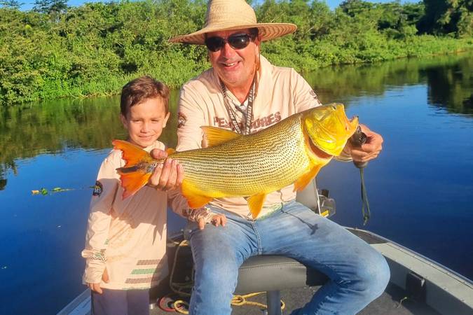 Pescaria em família - pai - filho - mãe - filho - mulher - dourado - churrasco