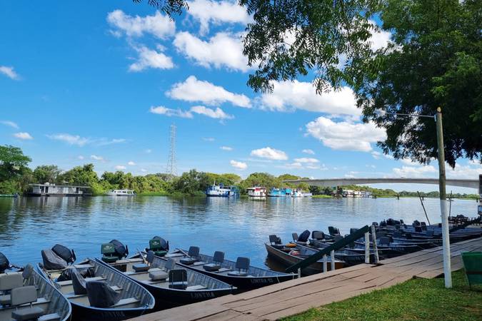 Barcos no Rio Miranda - barco para pesca